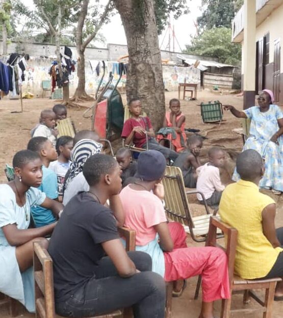 Journée Mondiale du Blog : Une Causerie Éducative avec les Enfants de l'Orphelinat Sainte Thérèse